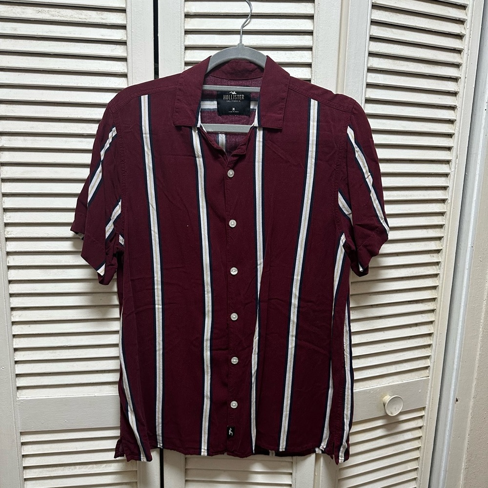 Men’s hollister button down shirt: size M